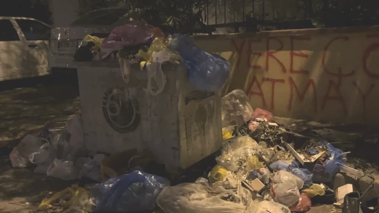 Kartal'da İşçi Protestosu! Maaşlarını Alamayanlar Çöp Toplamaktan Vazgeçti