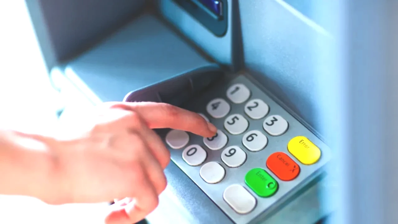 ATM'lerdeki Sarı Tuşun Şaşırtan Sırrı! Uzmanlar Açıklıyor, Fark Etmemiş Olabilirsiniz!