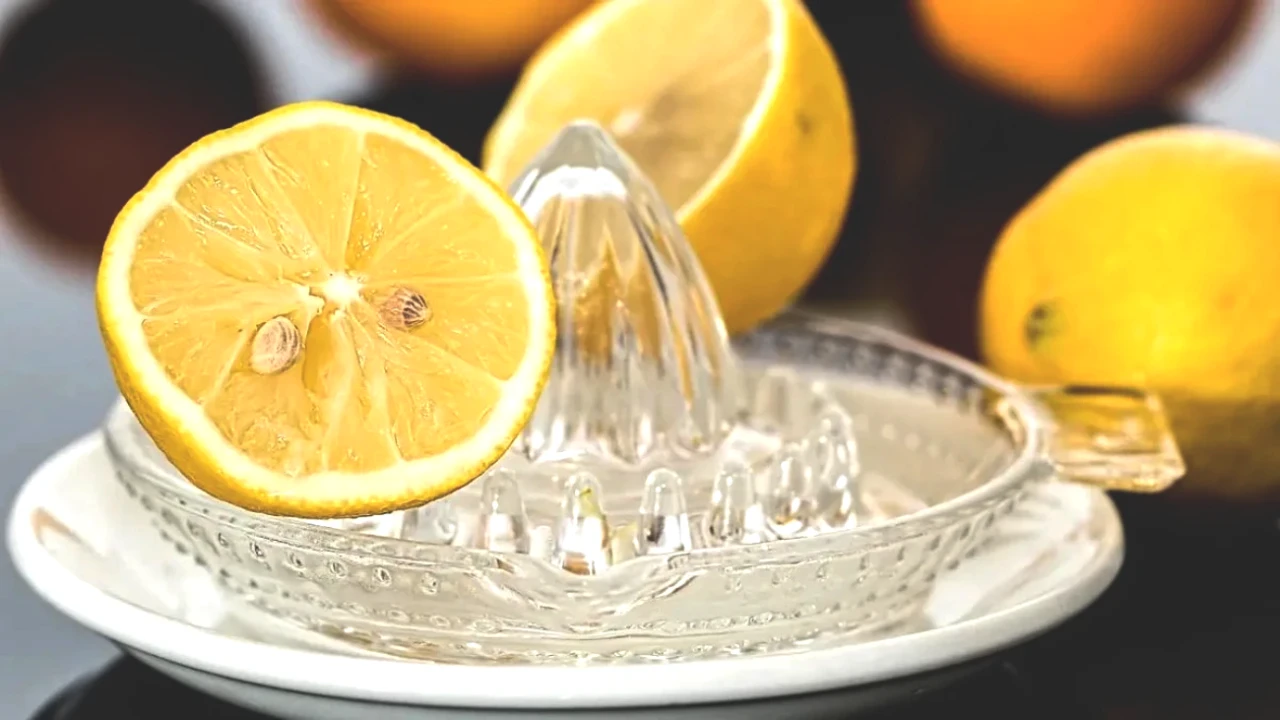 Limonun Uzun Süre Taze Kalmasının Sırrı: Bu Hata Buzdolabında Sizi Bekliyor!