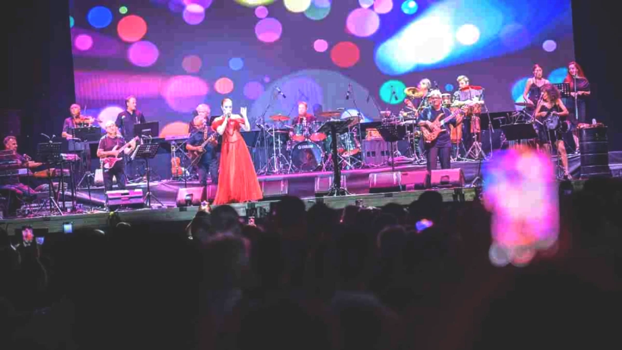 Candan Erçetin'in Harika Performansı ile İEF'te Coşku Dolu Anlar!