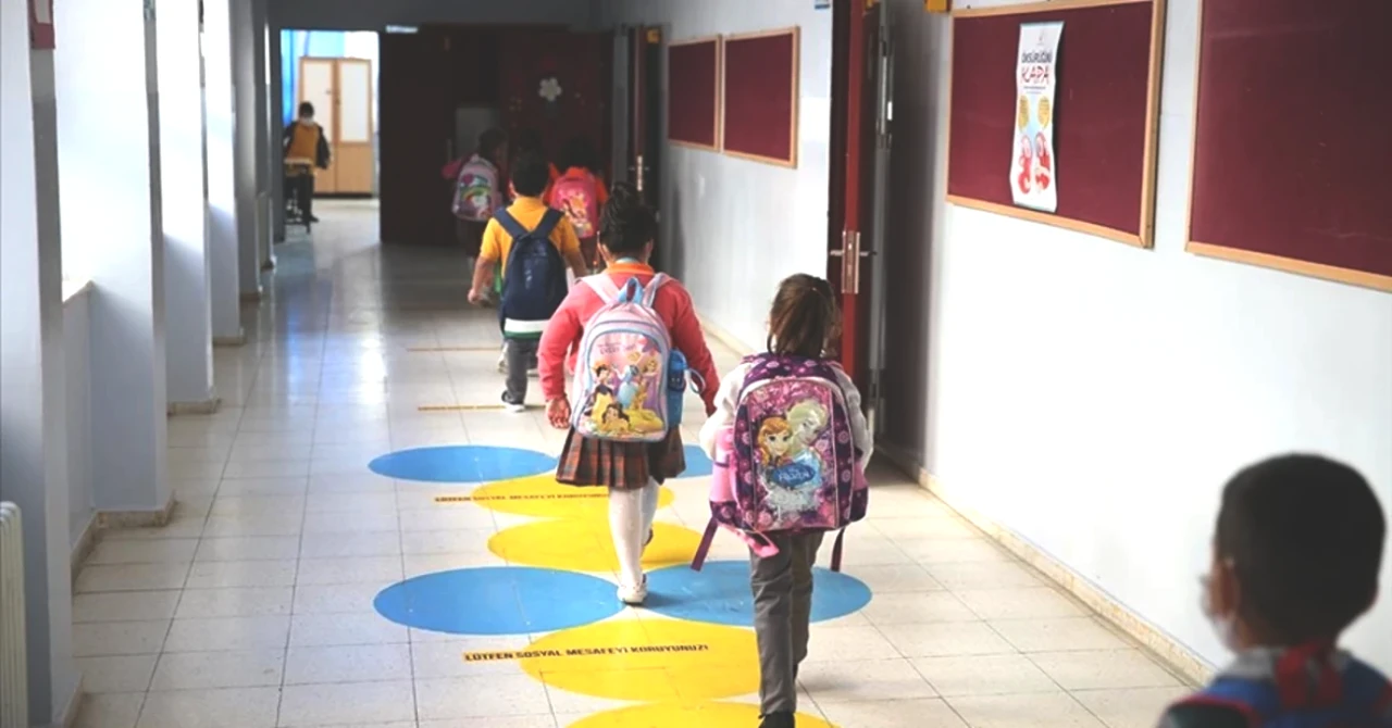 2025-2026 MEB Takvimi Açıklandı! İlk Ara Tatil Tarihleri ve Dönem Bitişleri Burada!